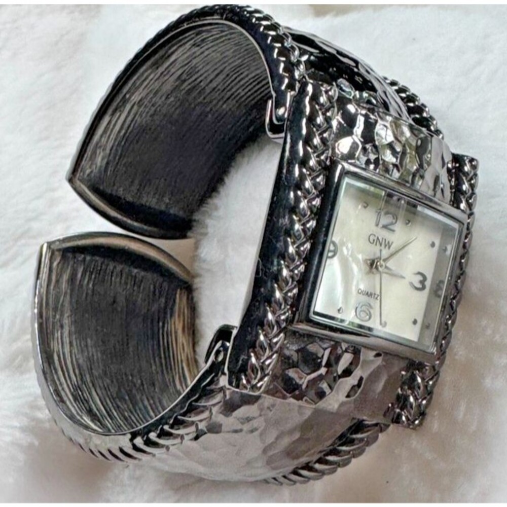 GNW Hammered Cuff Silver Toned Wide Bracelet Watch Y2K Quartz - Picture 16 of 16